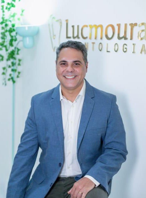 Dr. Luciano Moura, periodontista no Jaguaré, especialista em Periodontia